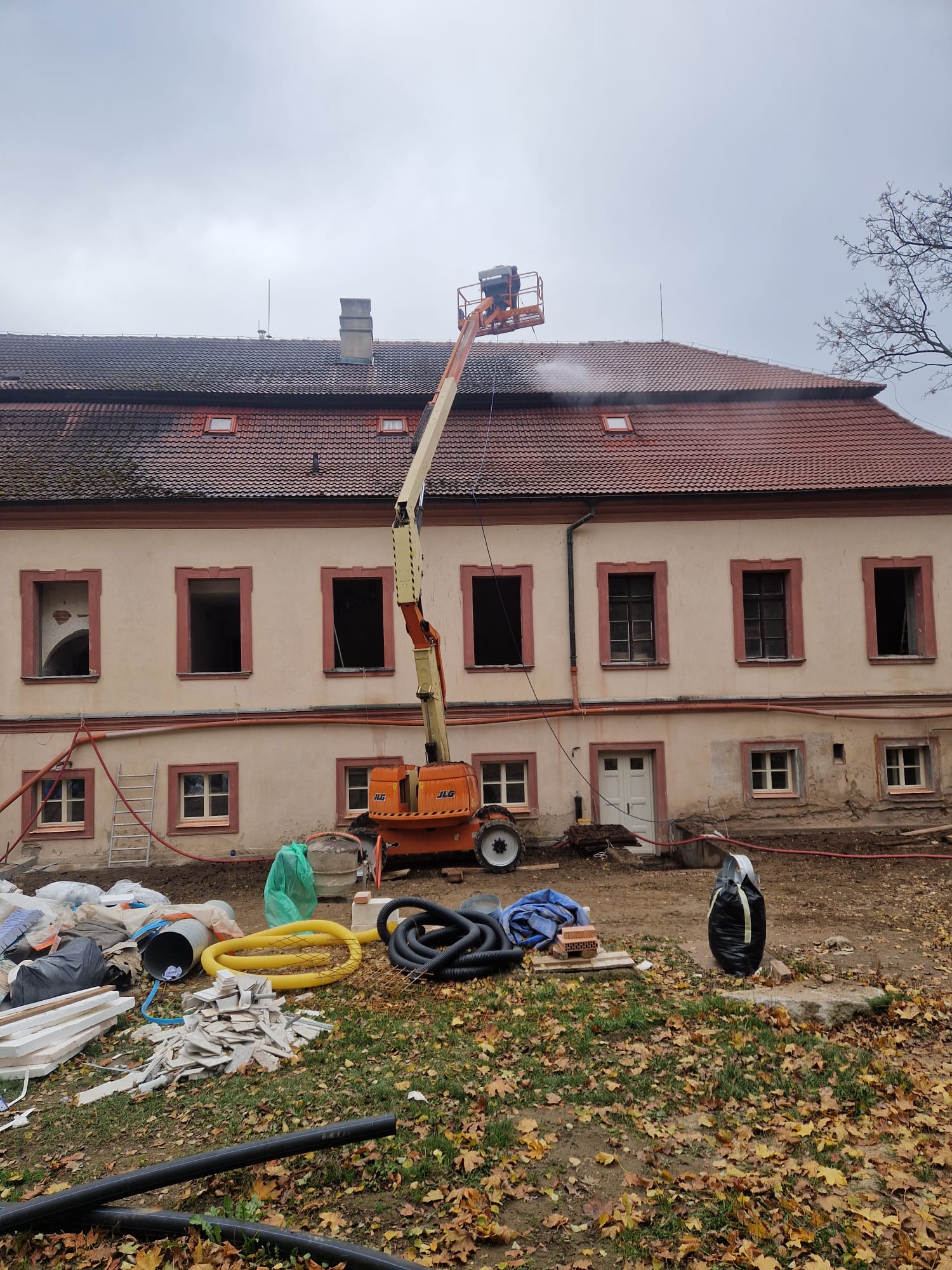 Mytí střechy z vysokozdvižné plošiny